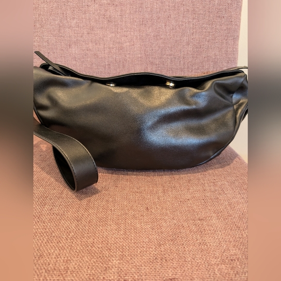 SLOUCHY VEGAN LEATHER CROSSBODY - Picture 4 of 6